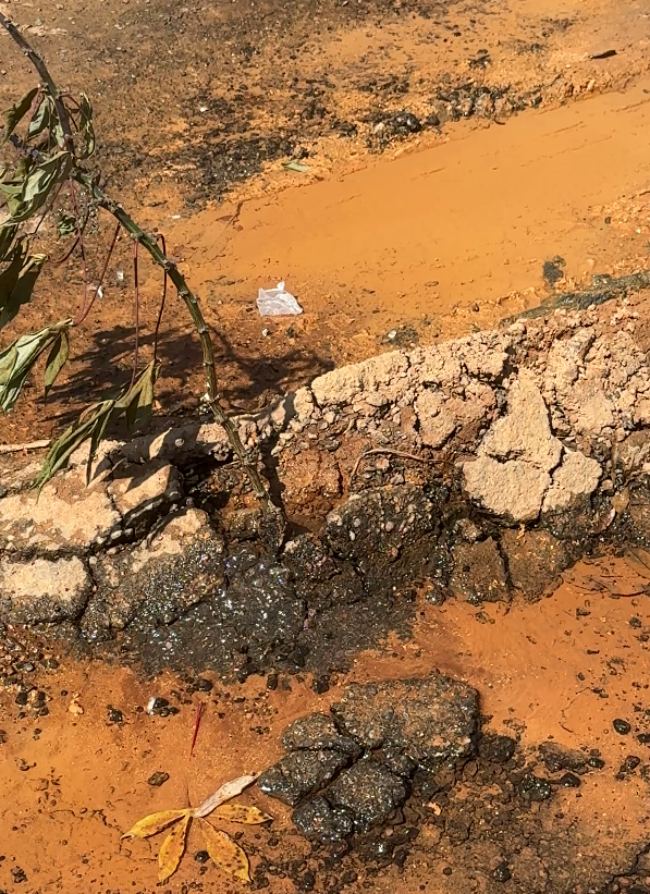 Vazamento rompe asfalto e revolta moradores em Campo Verde