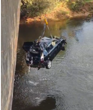 Veículo submerso por três dias é removido do Rio das Mortes